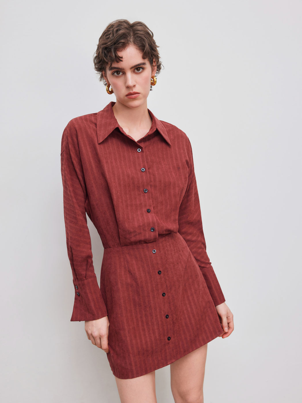 Gestreiftes Minikleid mit Kragen und Taillenzug
