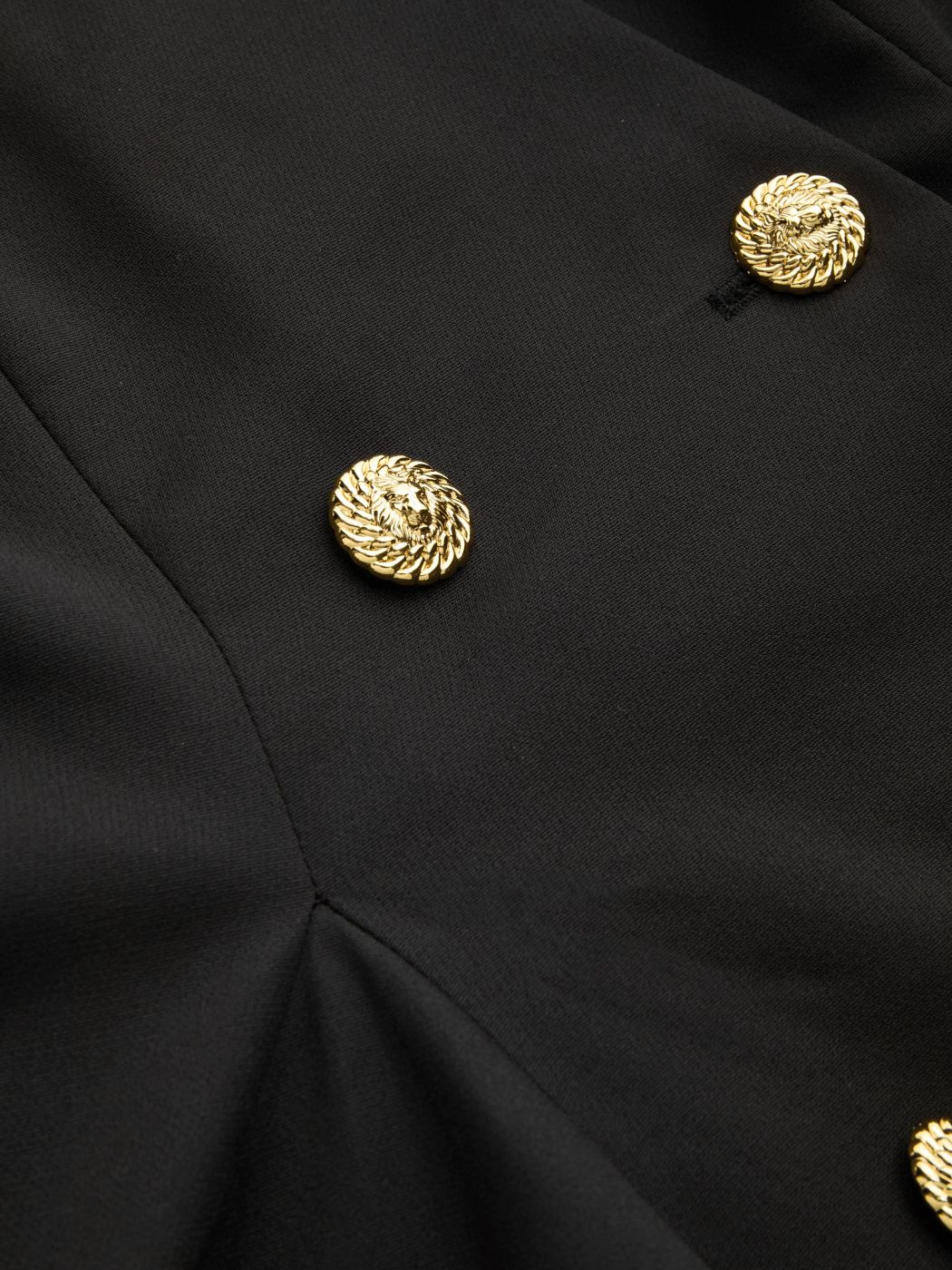 Mini abito con scollo a V e bottoni solidi con orlo a balze