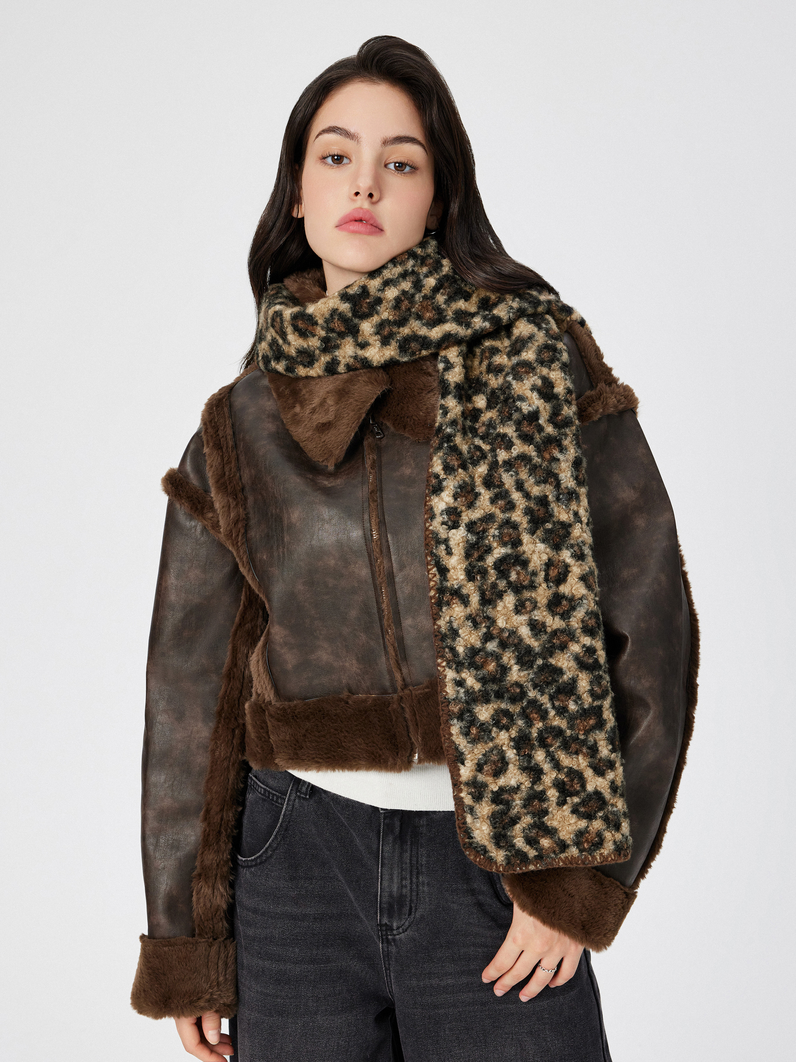 LEOPARD PRINT FUZZY SCARF