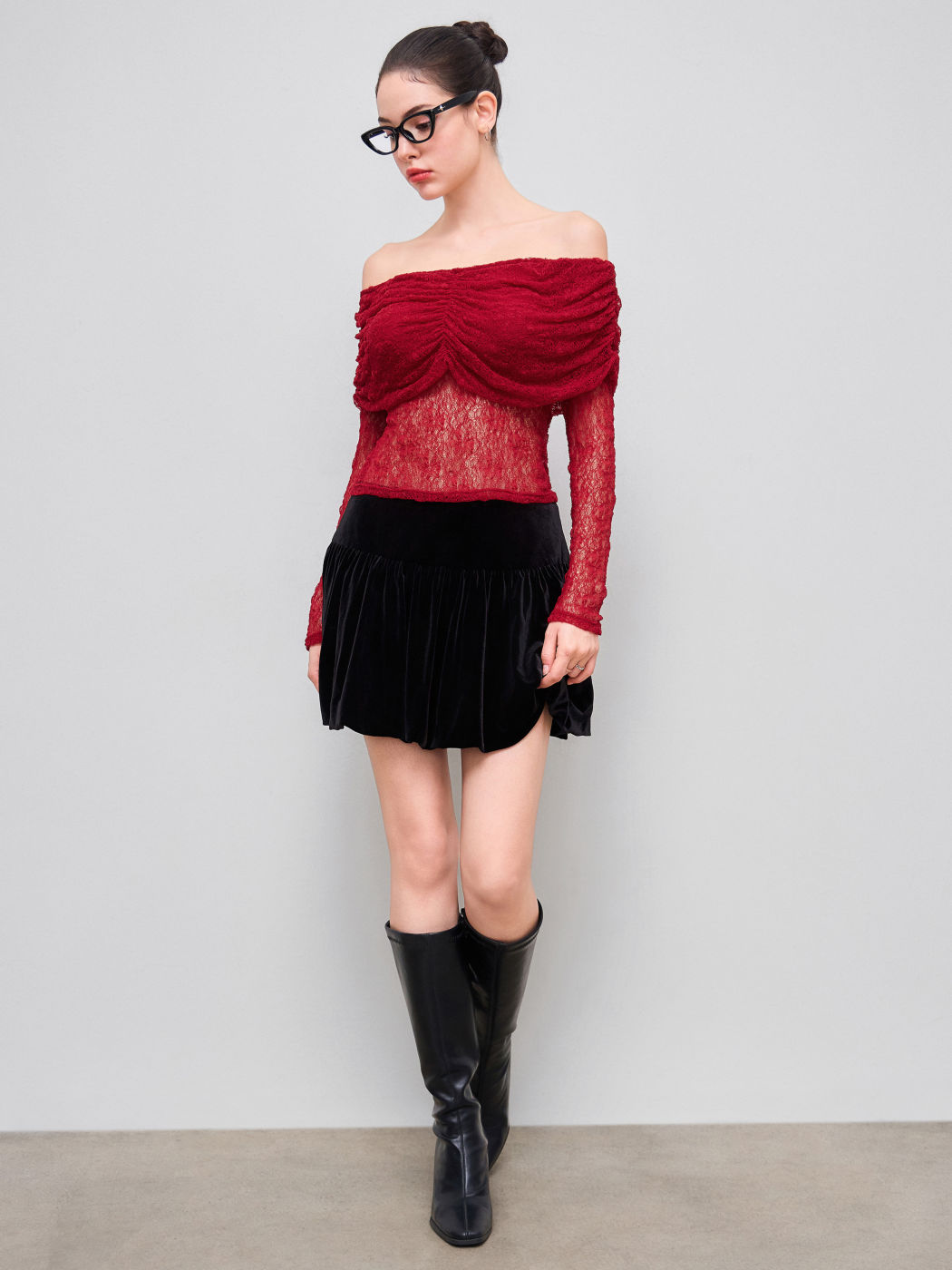 Top in pizzo con maniche lunghe e trasparenti