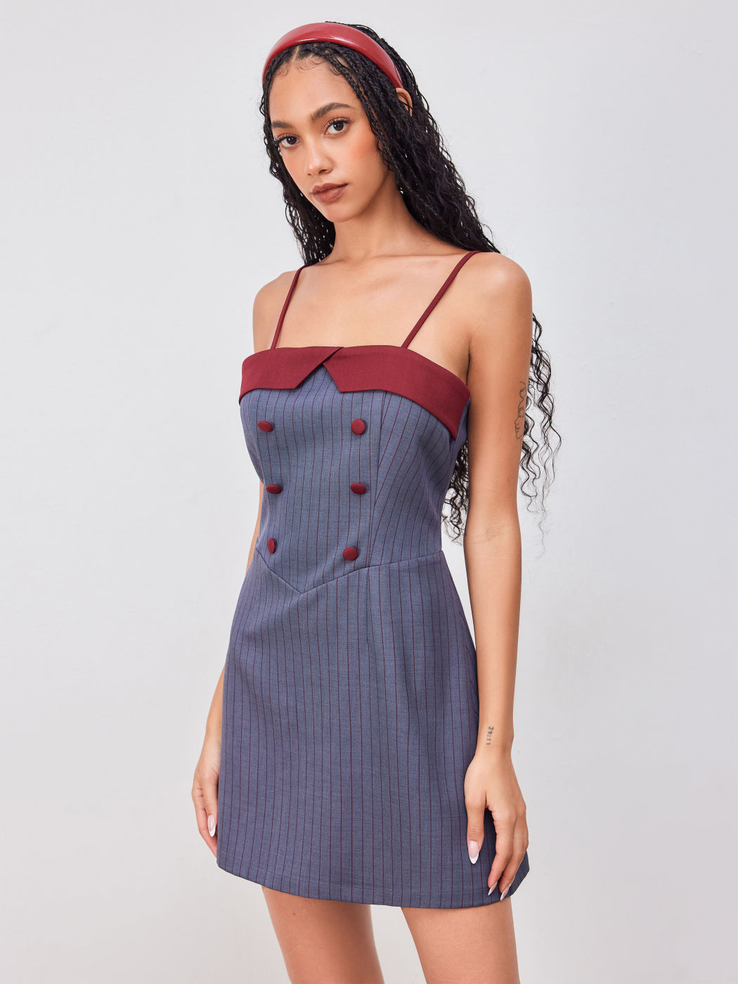 Doppelreihig gestreiftes Zweifarben-Kurzkleid