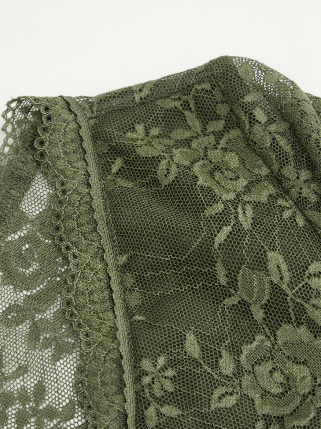 Mono de encaje floral con cuello redondo y pierna ancha