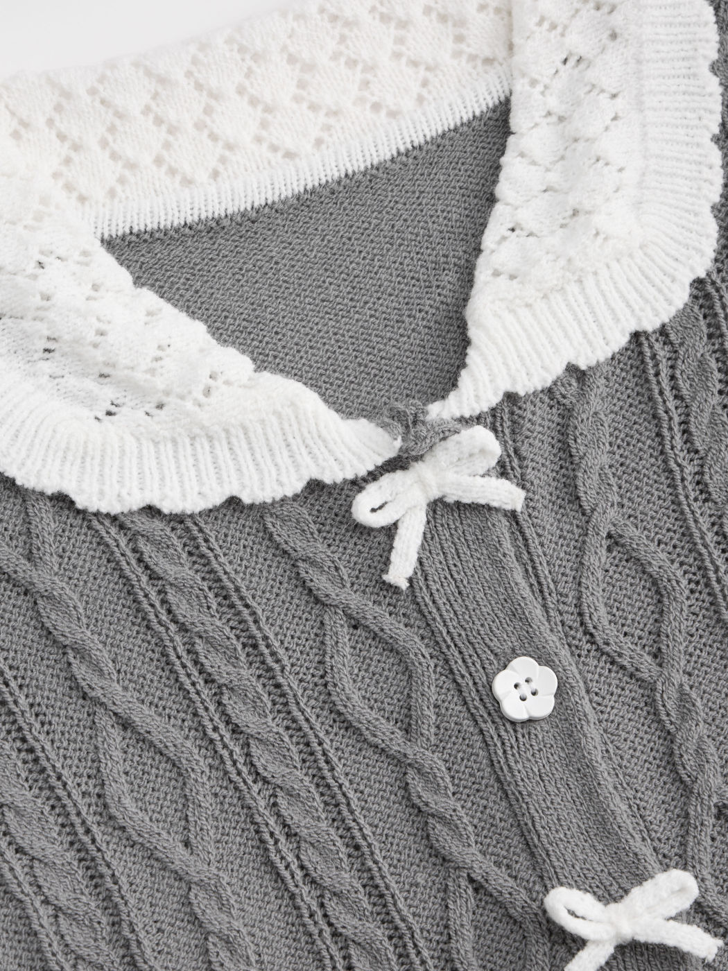 Top corto a maniche corte con colletto in maglia a trecce e fiocco