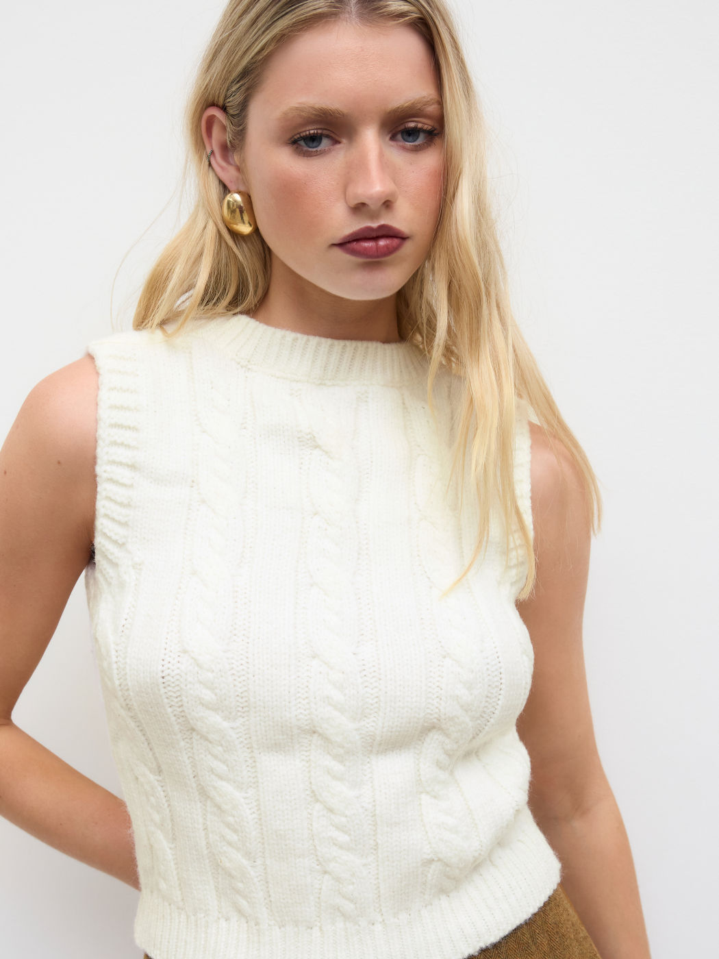 Cable Knit Round Neckline Solid Vest