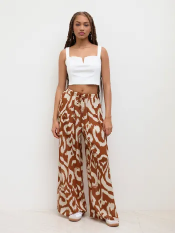 Quadratischer Hals, einfarbiges Crop-Tank-Top mit hoch angesetzten, abstrakt geknoteten Breitbein-Hosen