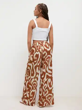 Quadratischer Hals, einfarbiges Crop-Tank-Top mit hoch angesetzten, abstrakt geknoteten Breitbein-Hosen