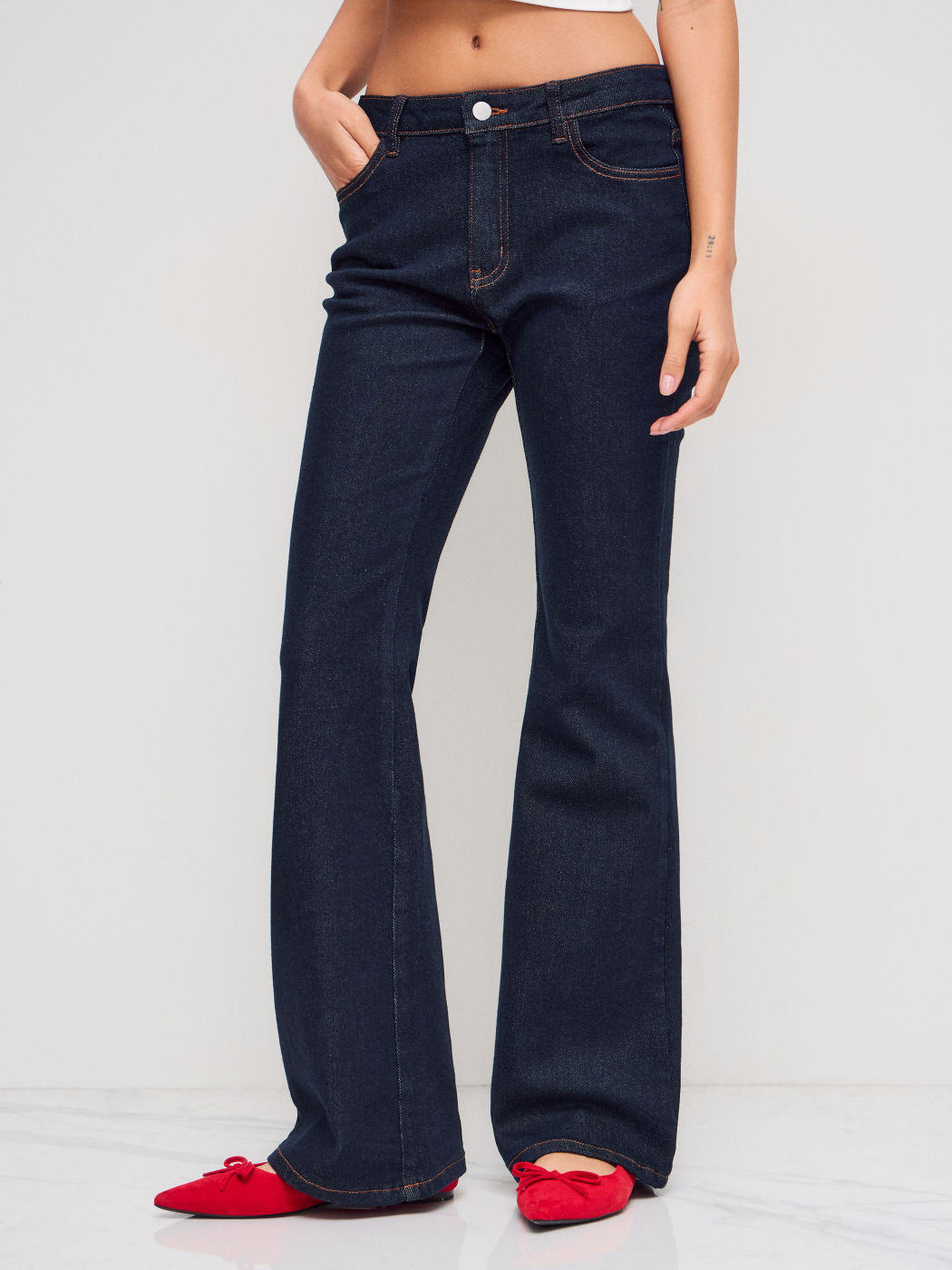 Hochdehnbare Cider-Denim-Jeans mit tiefem Bund und ausgebreiteten Beinen