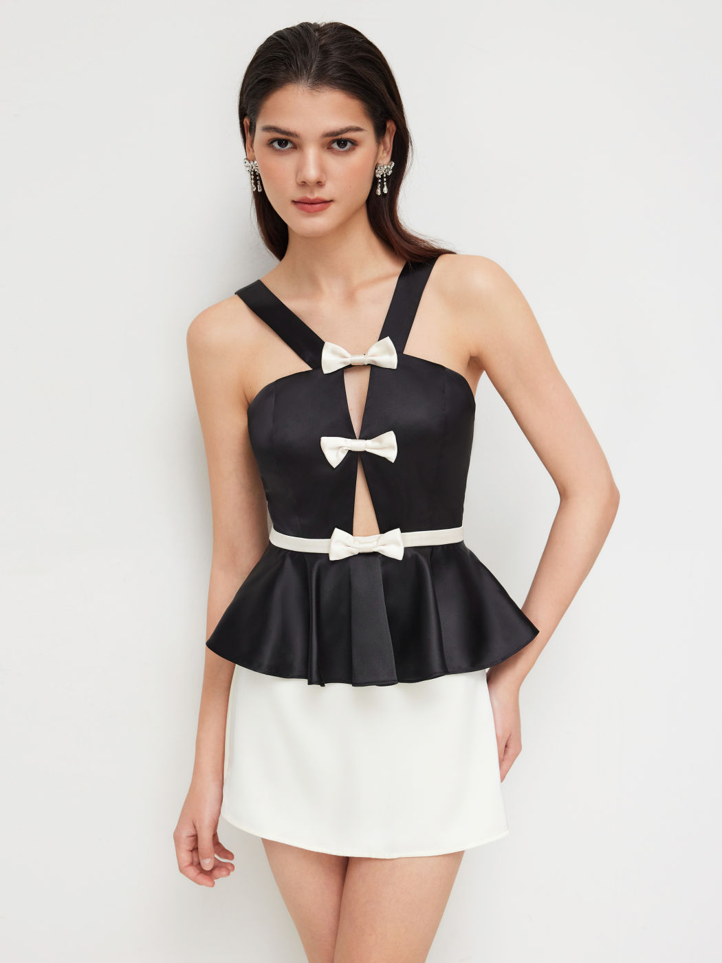 Top con scollo a V, fiocco, orlo arricciato e cut-out