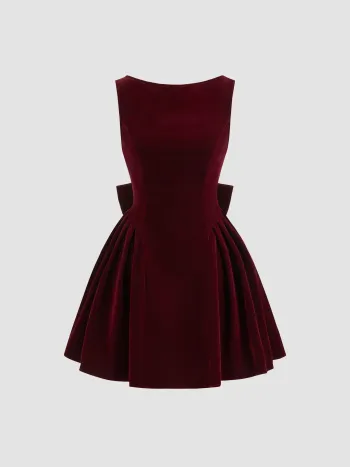 Mini abito in velluto con scollo a barca e fiocco sulla schiena