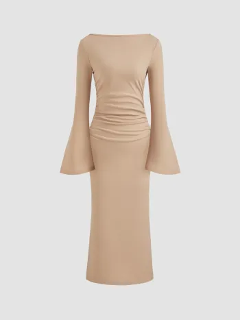 Maxikleid mit Bootshals und gerucherten Glockenhosen