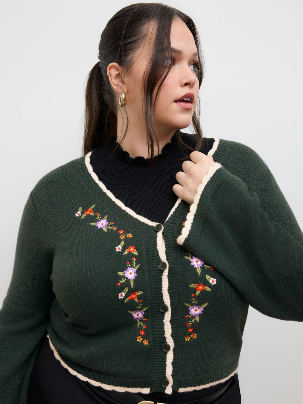 Knit V-neck Floral Embroidery Contrasting Binding Cardigan Curve & Plus