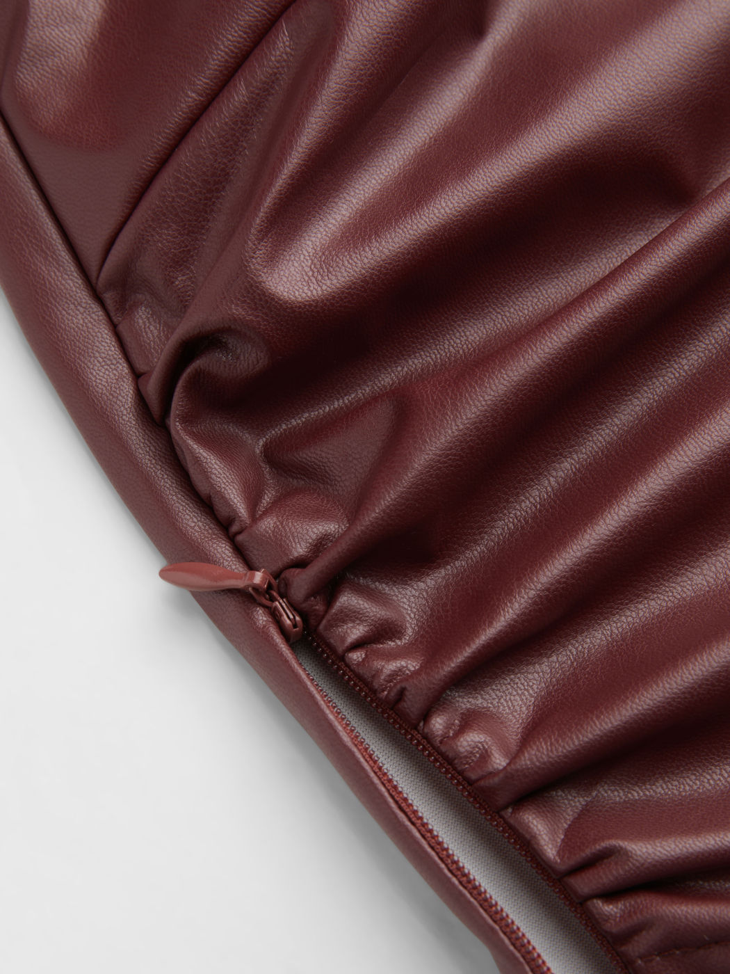 Fauxleder-Bandeau-Oberteil mit asymmetrischem Saum und Rüschen