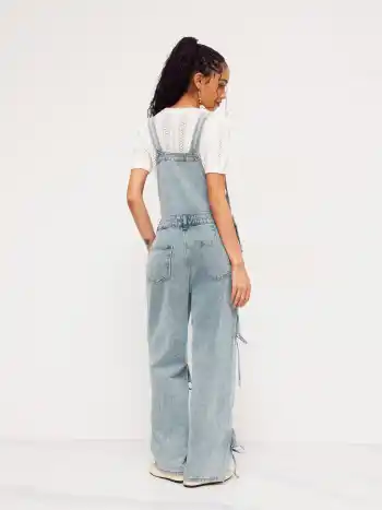 Denim-Overall mit Schleife, Schnalle und Taschen, Breitbein
