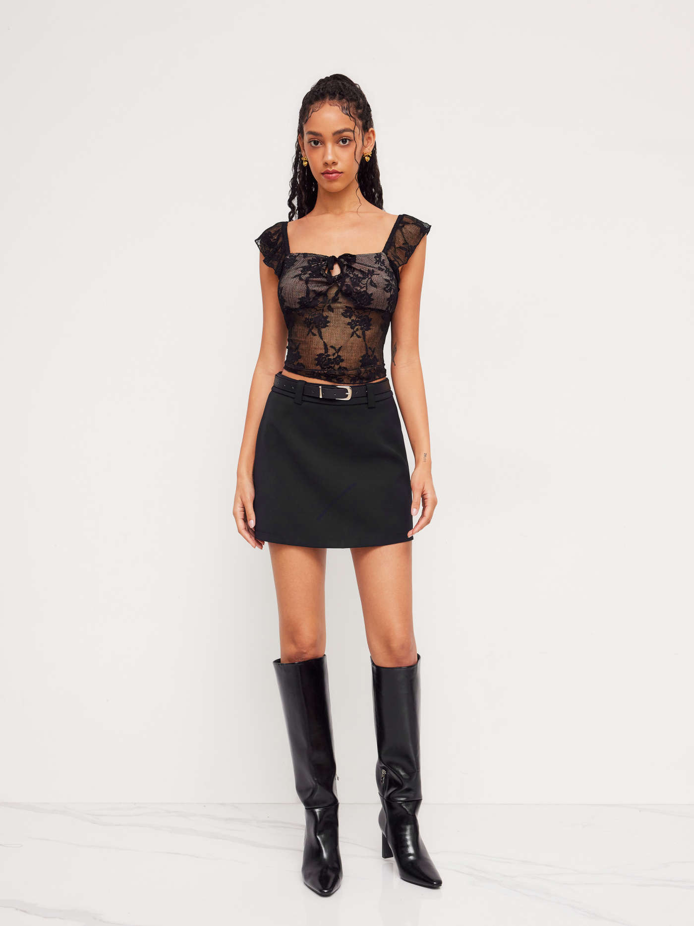 Woven Mid Rise Solid Mini Skirt With Belt