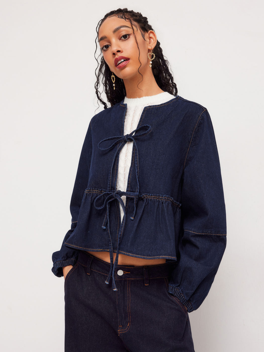Denim-Jacke mit runder Halsöffnung und Knopfverschluss vorne und Spitzenbund