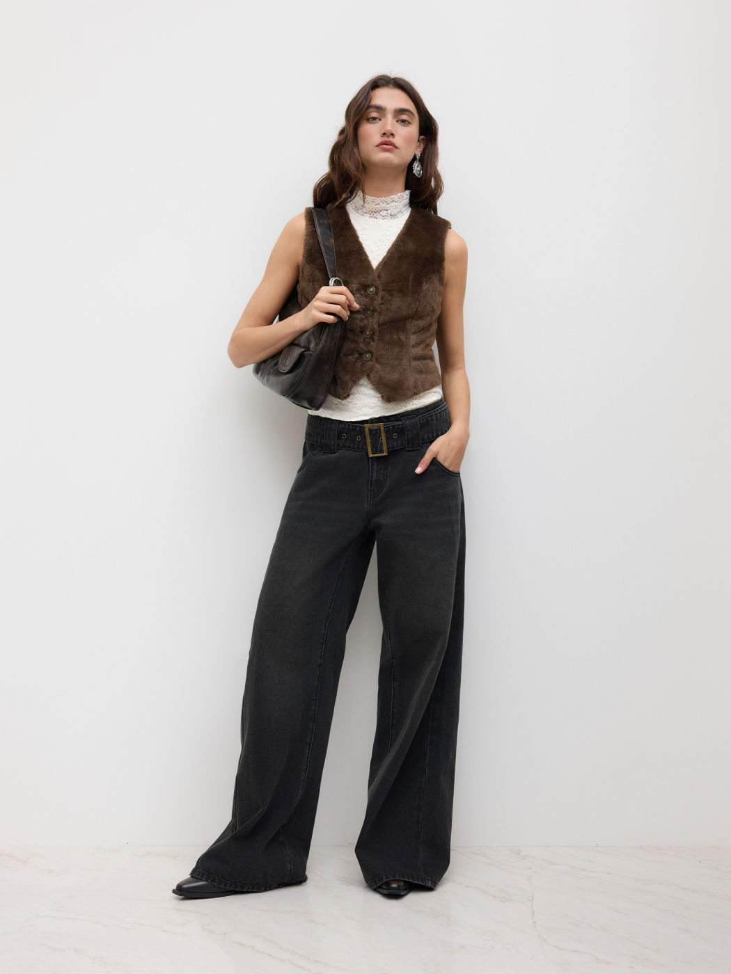 Gilet corto in pile con scollo a V e bottoni