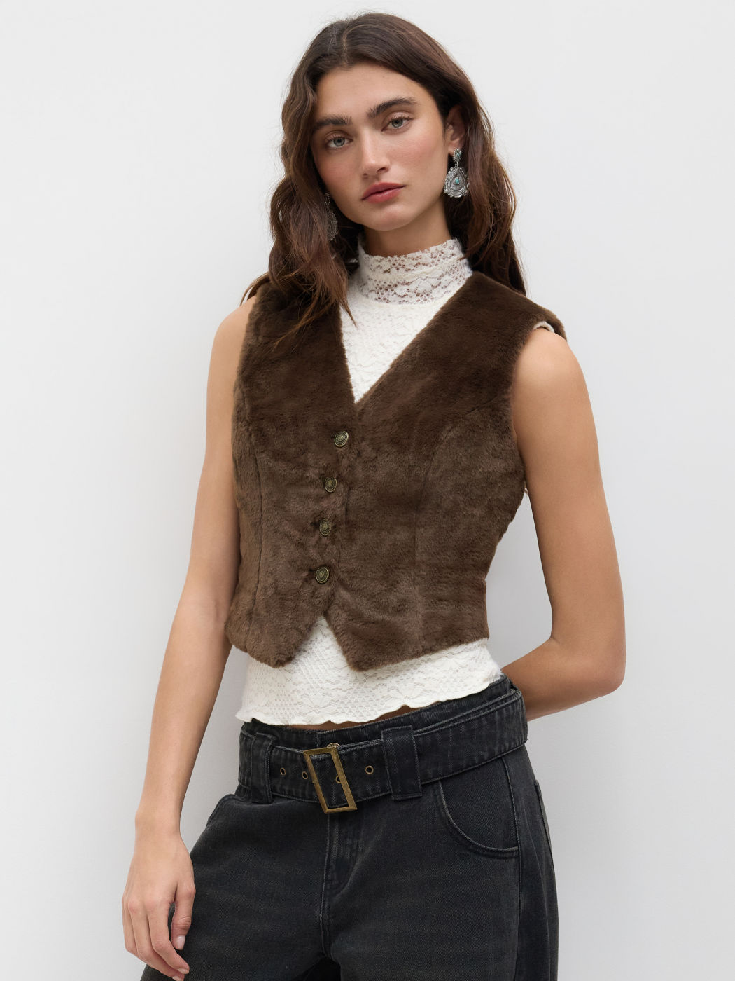 Gilet corto in pile con scollo a V e bottoni