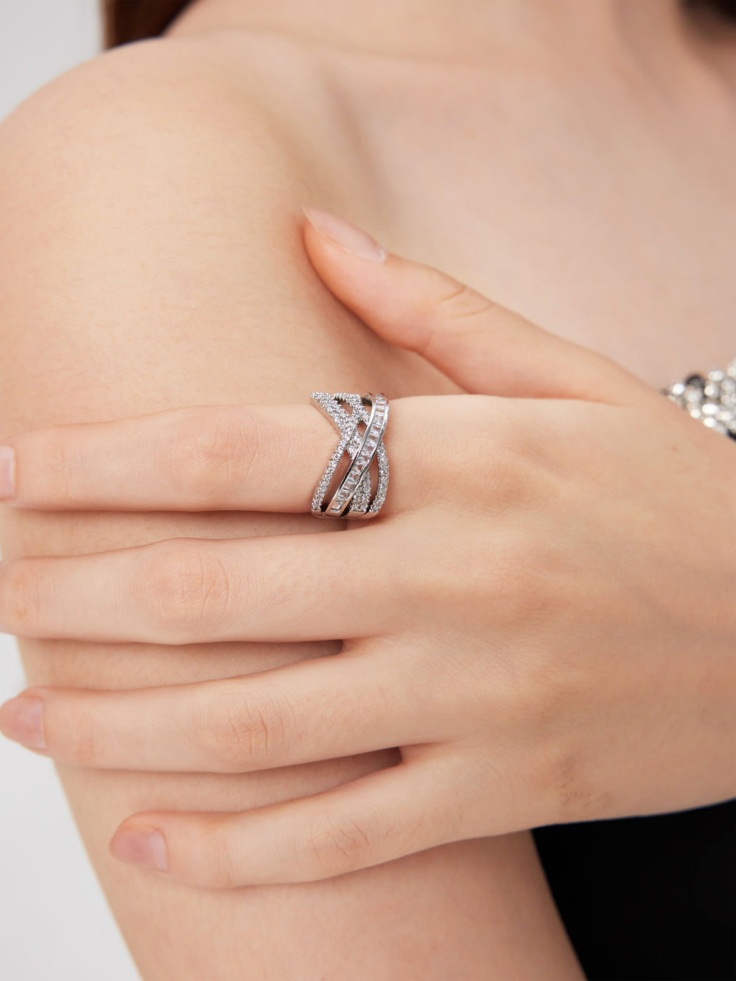 ANELLO INCROCIATO CON STRASS
