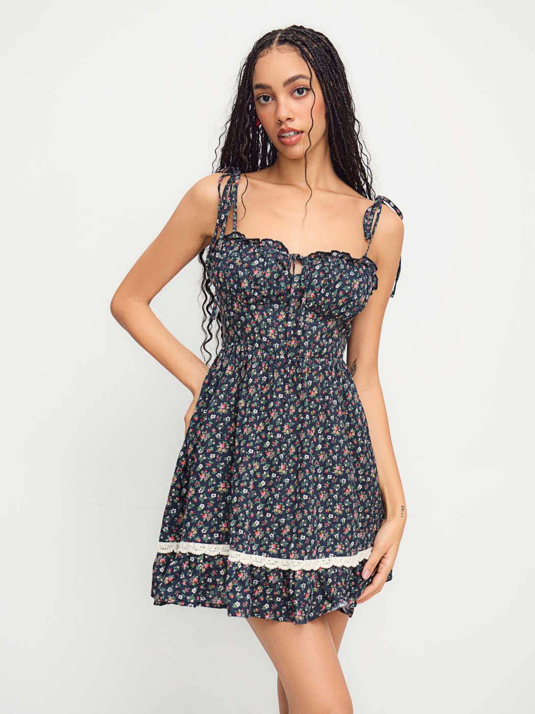 Fiori Vestito A Pieghe Vestito Midi A Fiori Con Pieghe Boohoo IT