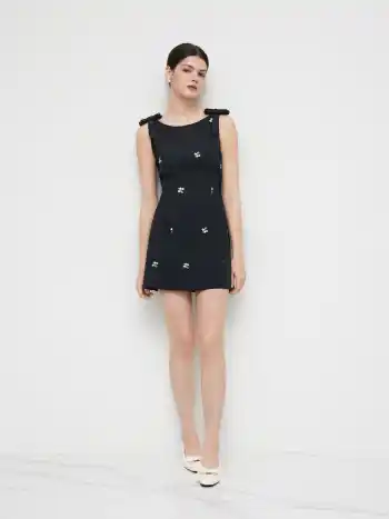 Mini abito con scollo a barca e ricamo floreale con fiocco