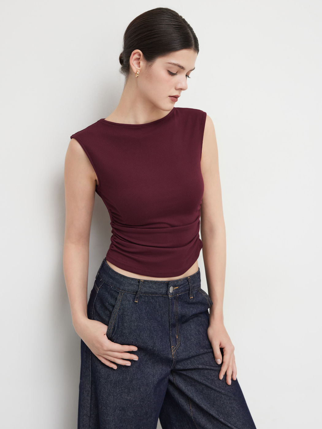 Bootschnittiges, geruchertes einfarbiges Tank-Top