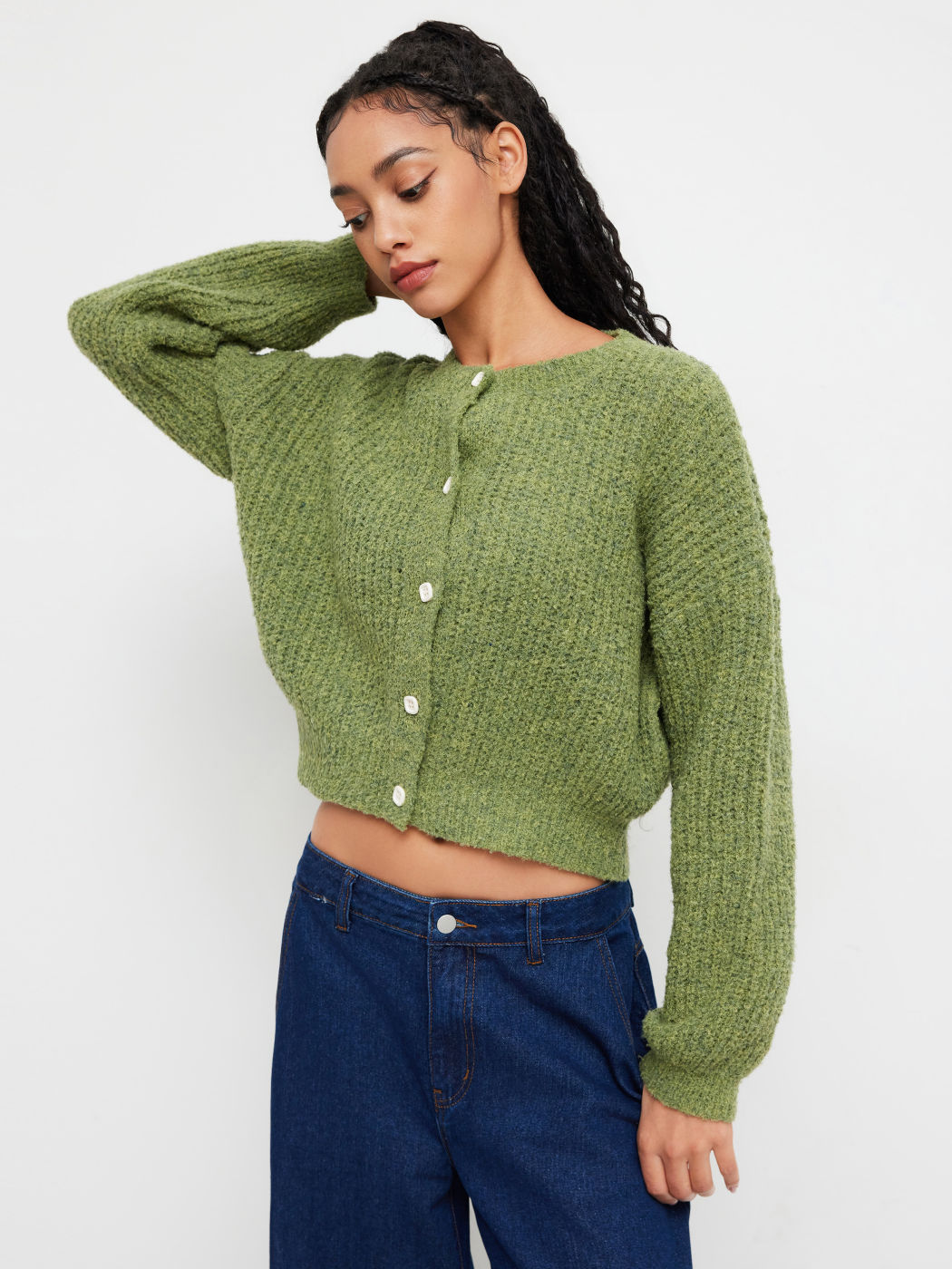 Strickjacke mit runder Halsöffnung und Knöpfen
