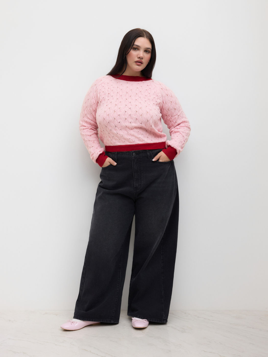 Maglione con scollo rotondo e legatura a contrasto, scollato sulla schiena