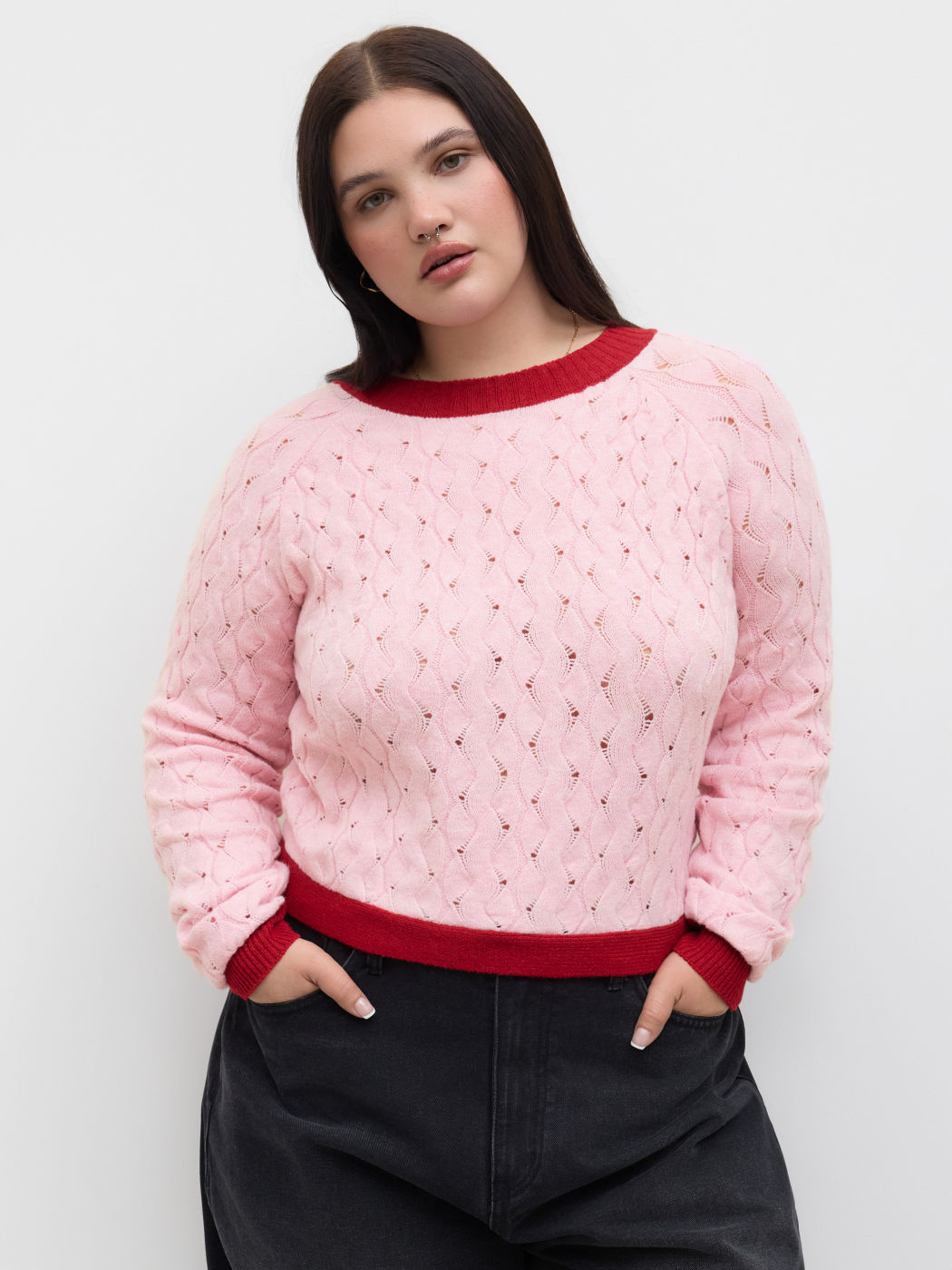 Maglione con scollo rotondo e legatura a contrasto, scollato sulla schiena