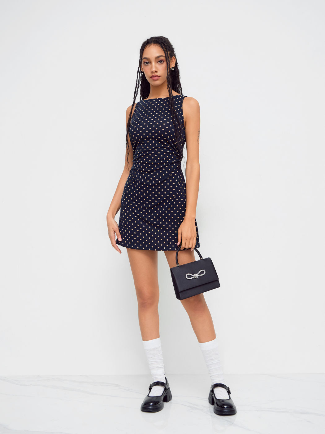 Mini-Kleid mit Bootshals, Polkadots und Rüschen