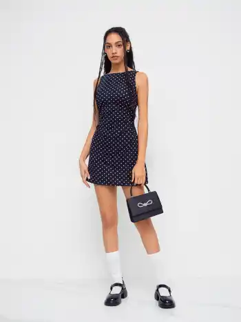 Mini-Kleid mit Bootshals, Polkadots und Rüschen