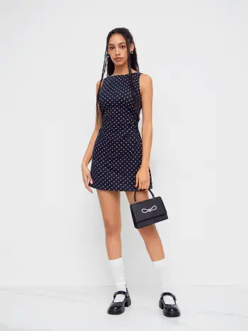 Mini abito con scollo a barca e increspatura a pois