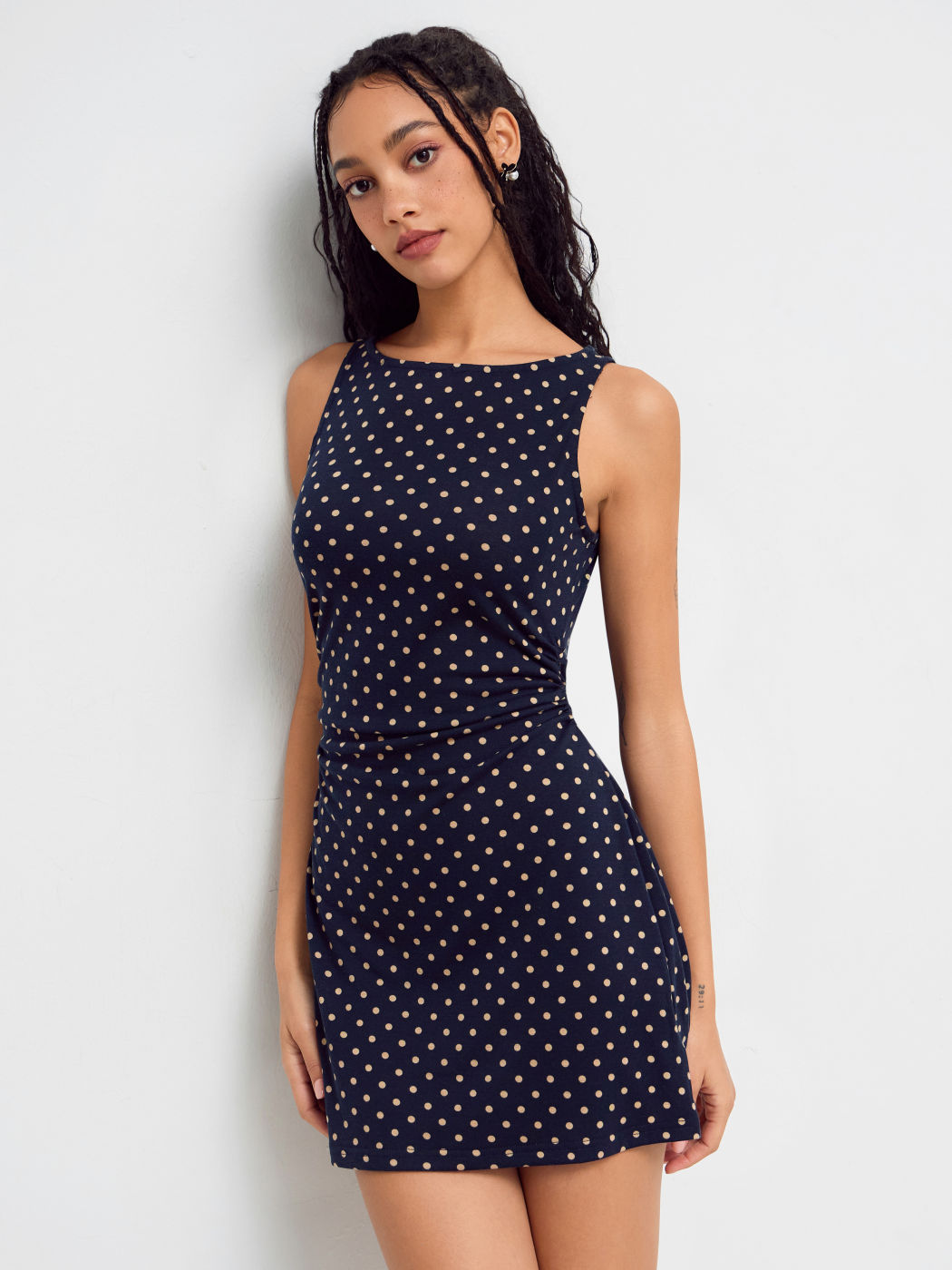 Mini-Kleid mit Bootshals, Polkadots und Rüschen
