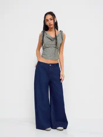 Top de tirantes de cuadros con cuello drapeado
