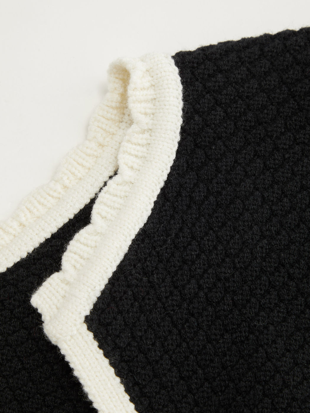 Knit Tie Front Contrasting Binding Crop Top