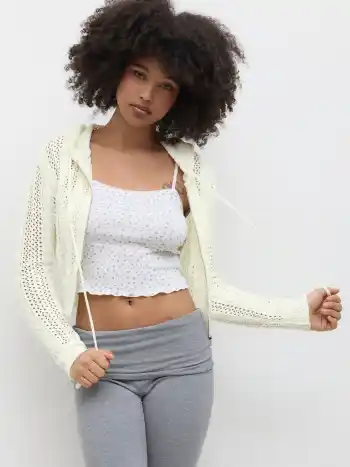 Strickjacke mit Kapuze, Reißverschluss und Ausschnitten