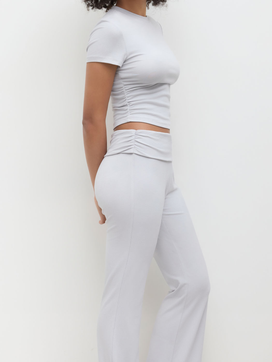 Conjunto de Camiseta de Manga Corta Fruncida y Pantalón de Campana Fruncido de Tiro Bajo