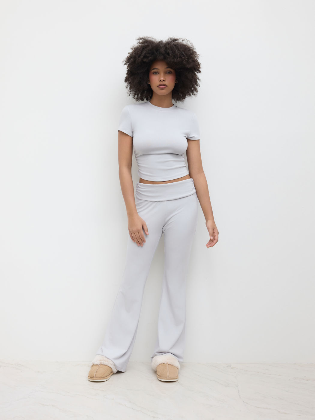 Conjunto de Camiseta de Manga Corta Fruncida y Pantalón de Campana Fruncido de Tiro Bajo