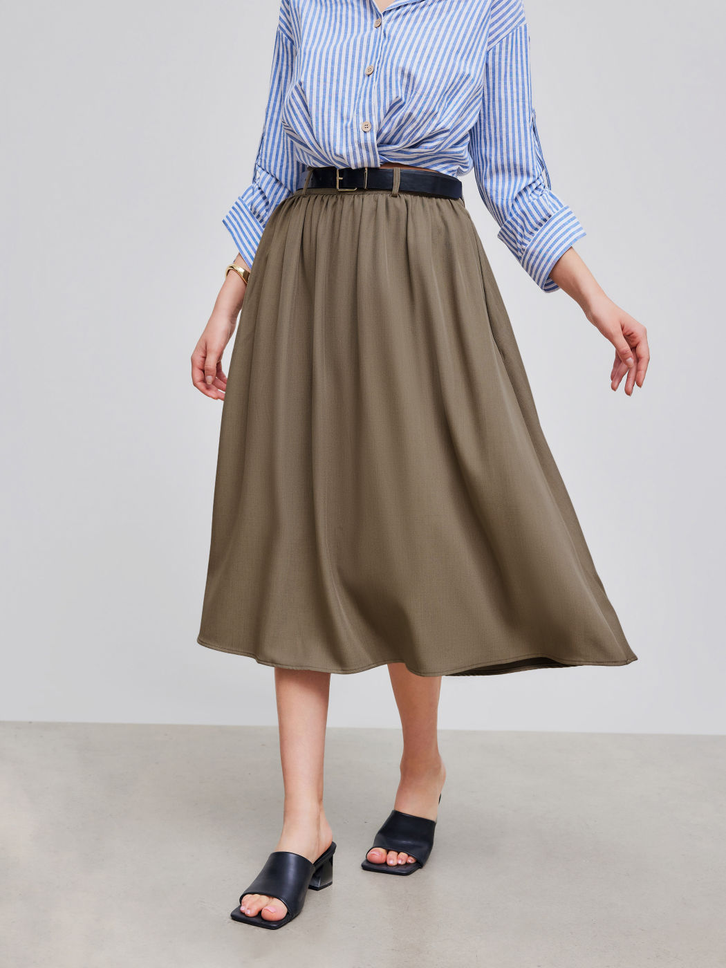 Hochbundiger einfarbiger Maxi-Skirt mit Gürtel