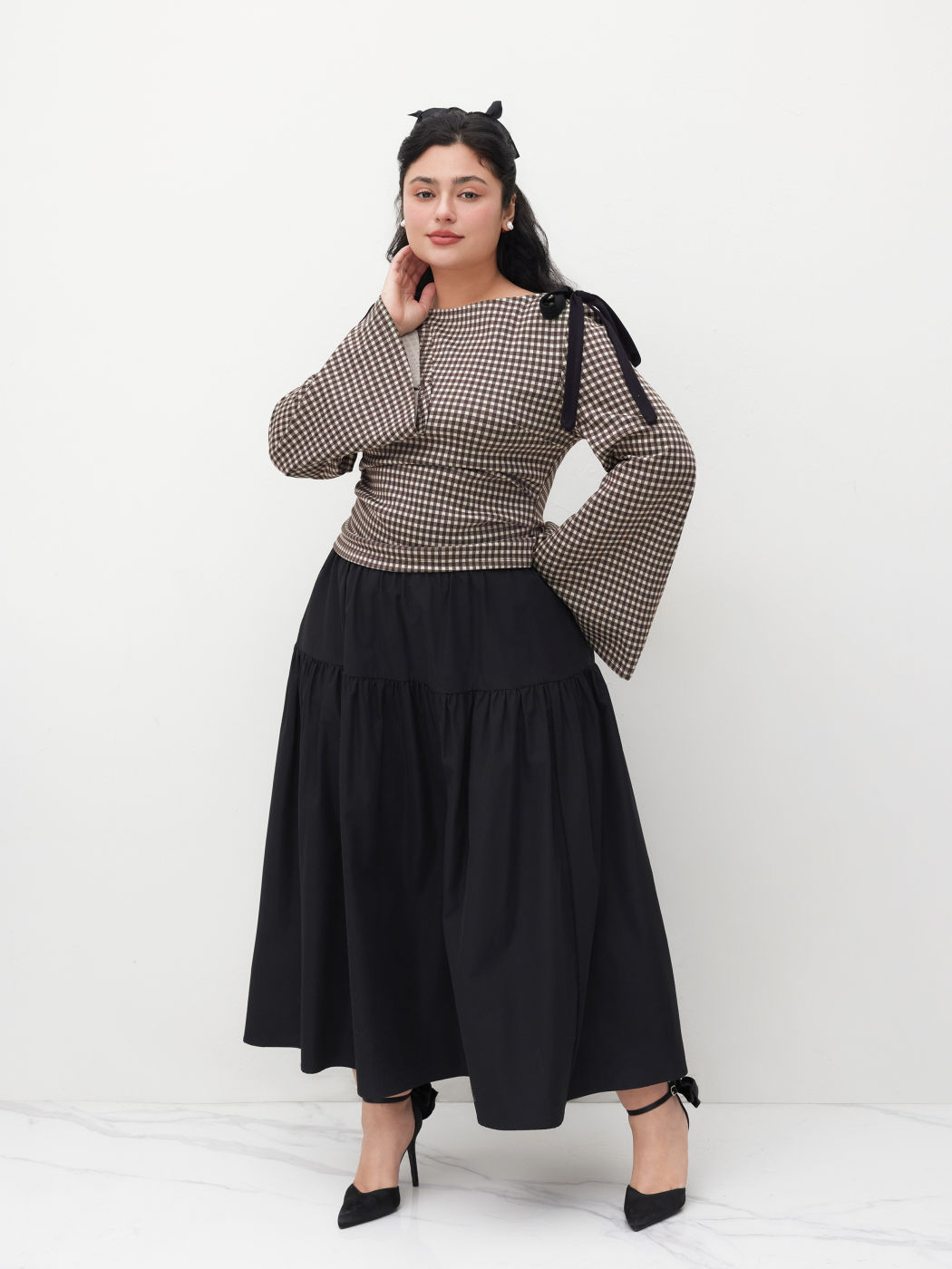 Top de manga larga con cuello barco y lazo fruncido Curvy