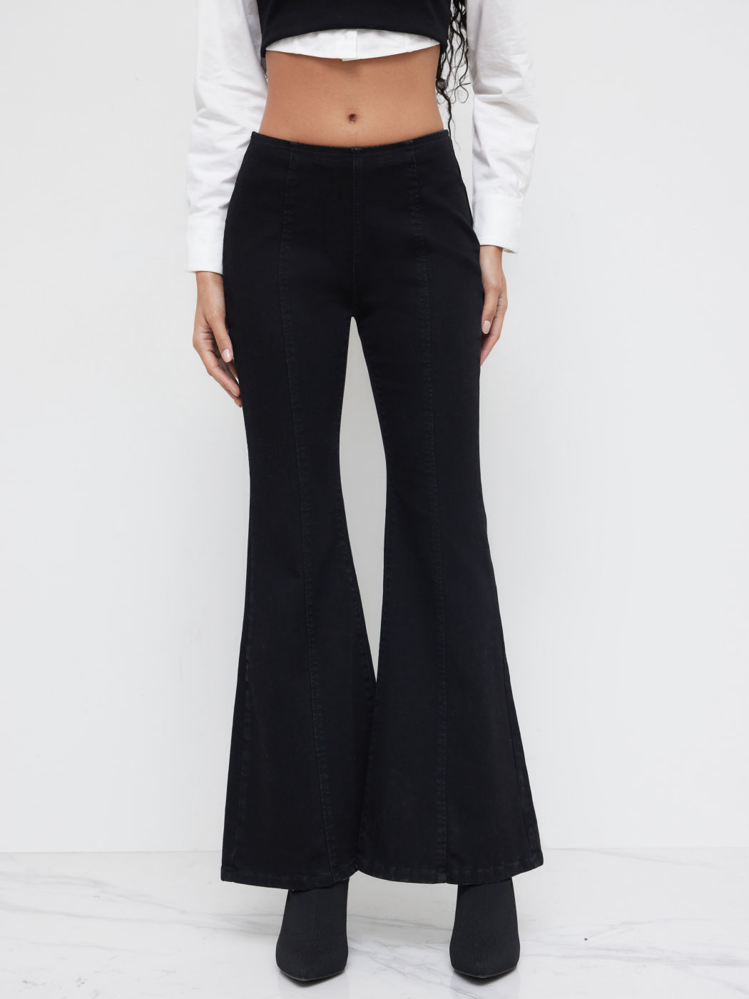 Jeans svasati a vita bassa in denim elasticizzato