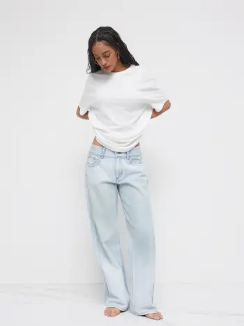 Jeans a gamba dritta con tasca a vita bassa in denim