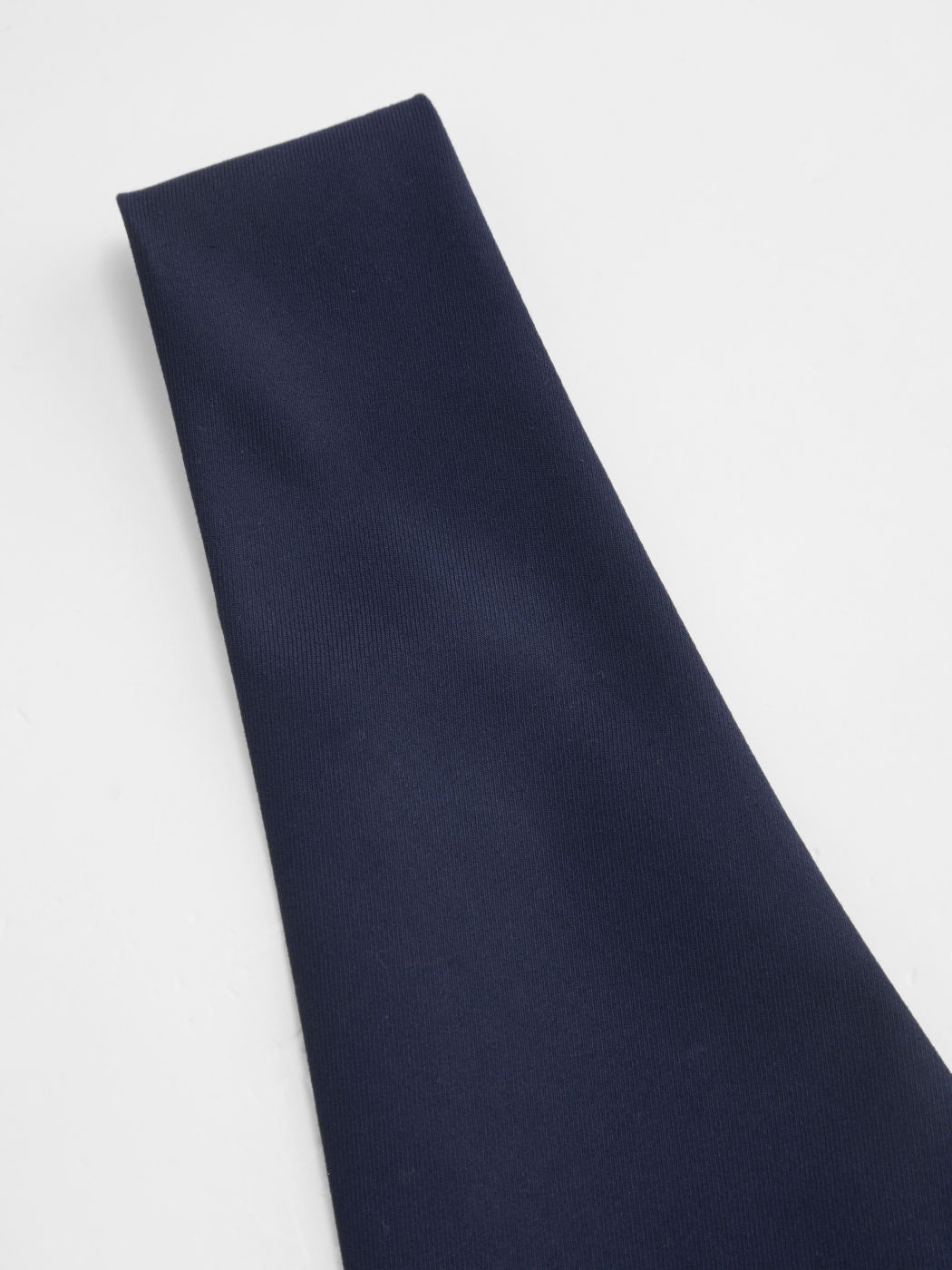 Midi-Kleid mit V-Ausschnitt und Plissee