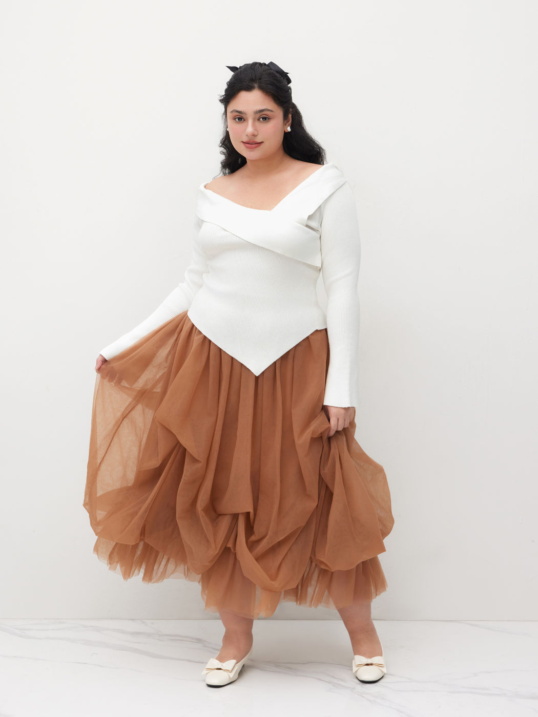 Top in maglia con orlo asimmetrico e senza spalle Curve & Plus