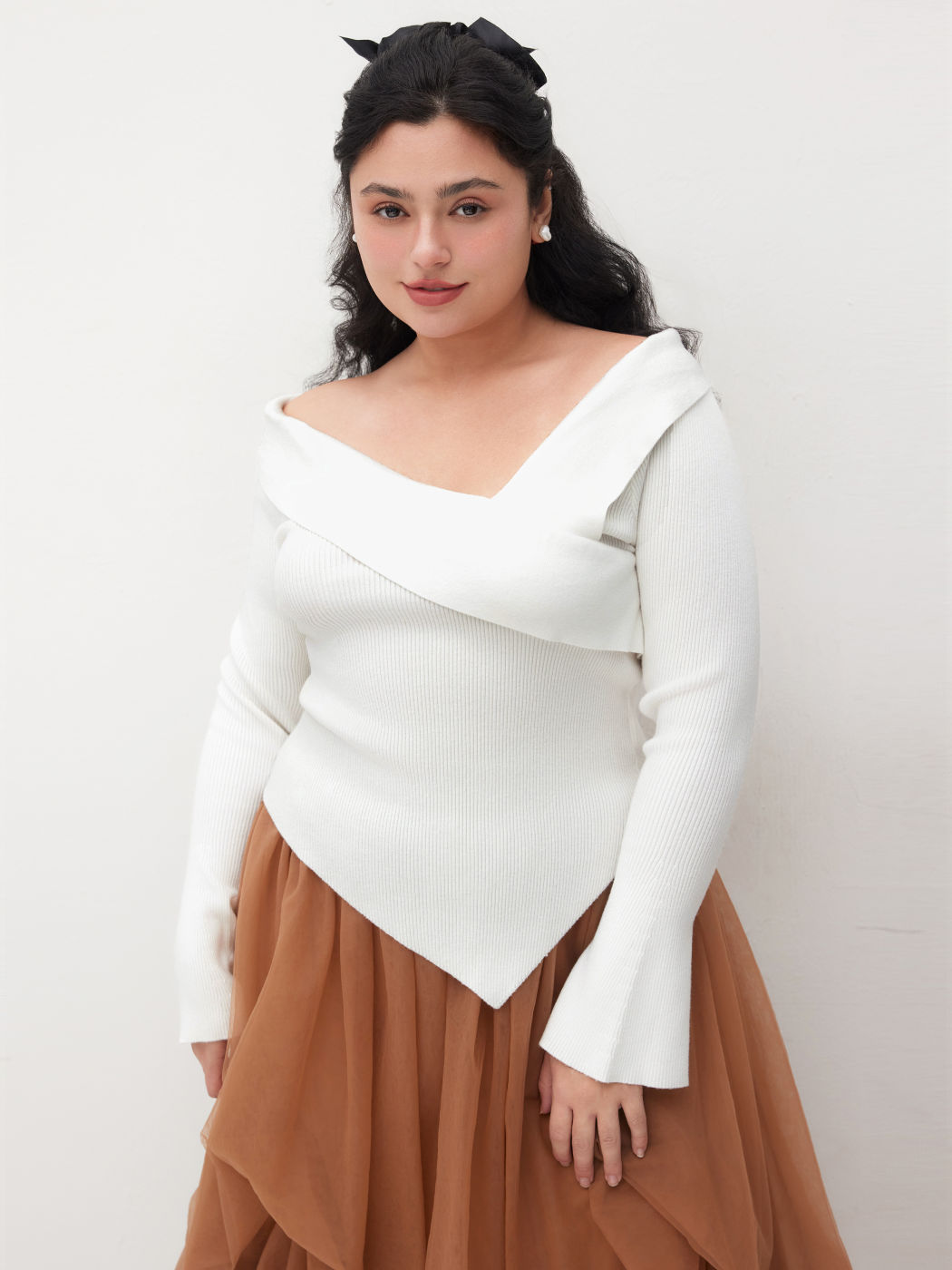 Top in maglia con orlo asimmetrico e senza spalle Curve & Plus