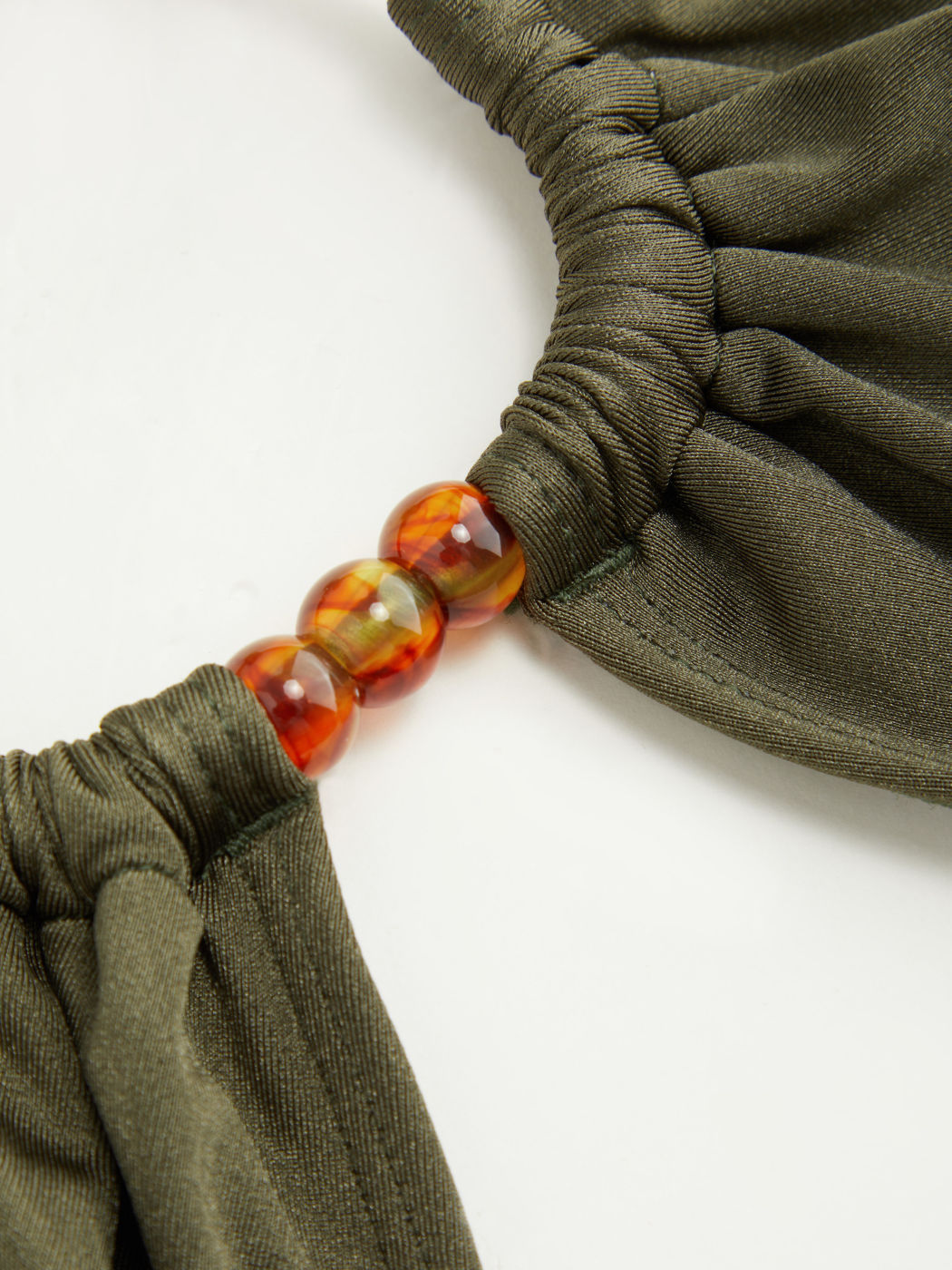 Set bikini sfrontato con scollo a farfalla e anelli di perline