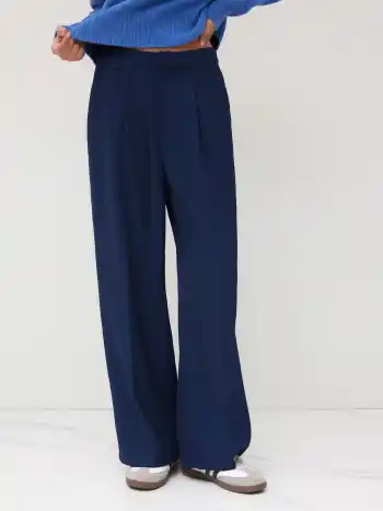 Mittelhohe einfarbige Hose mit Taschen und geraden Beinen