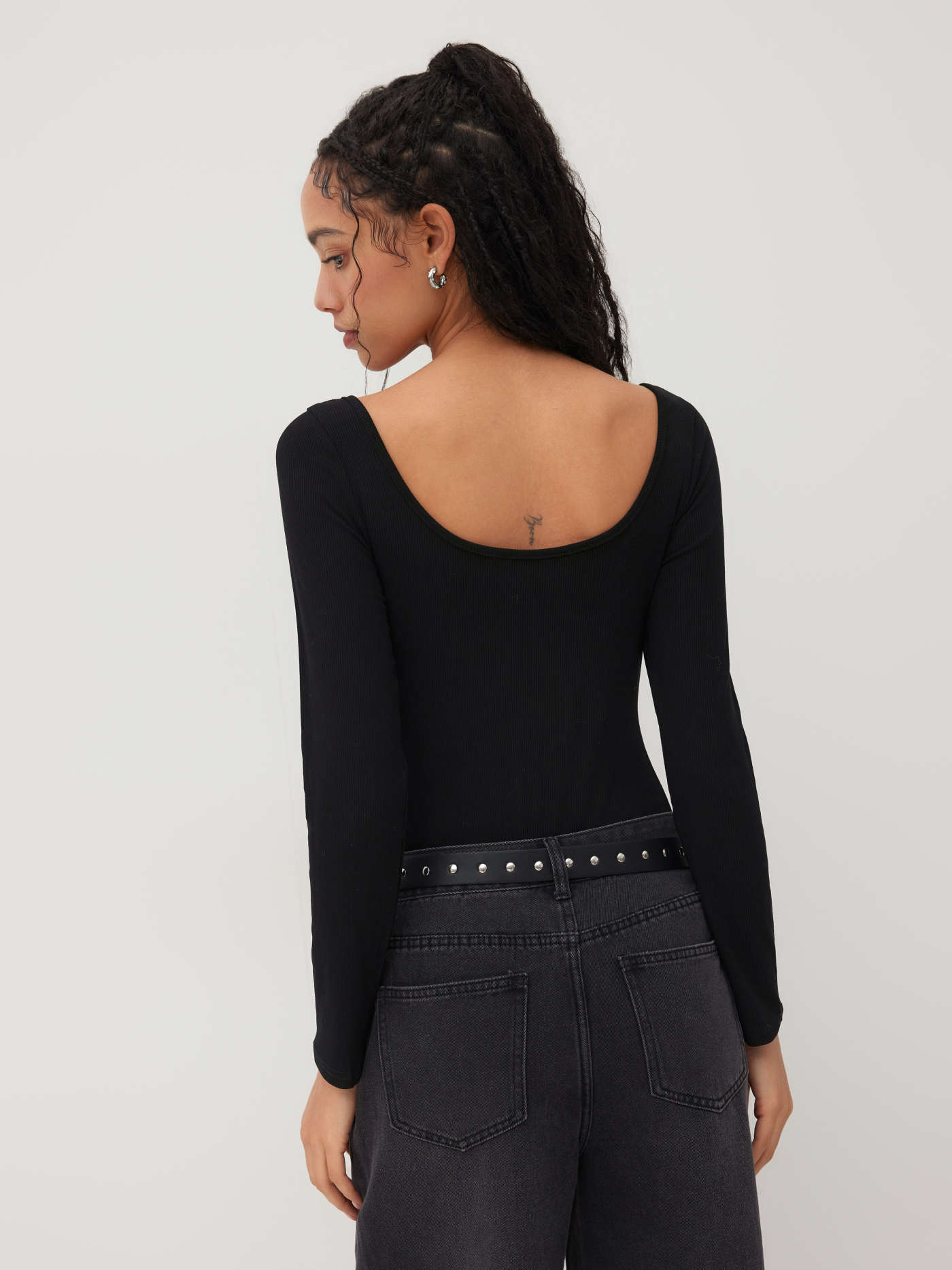 Solid U-neckline Bodysuit