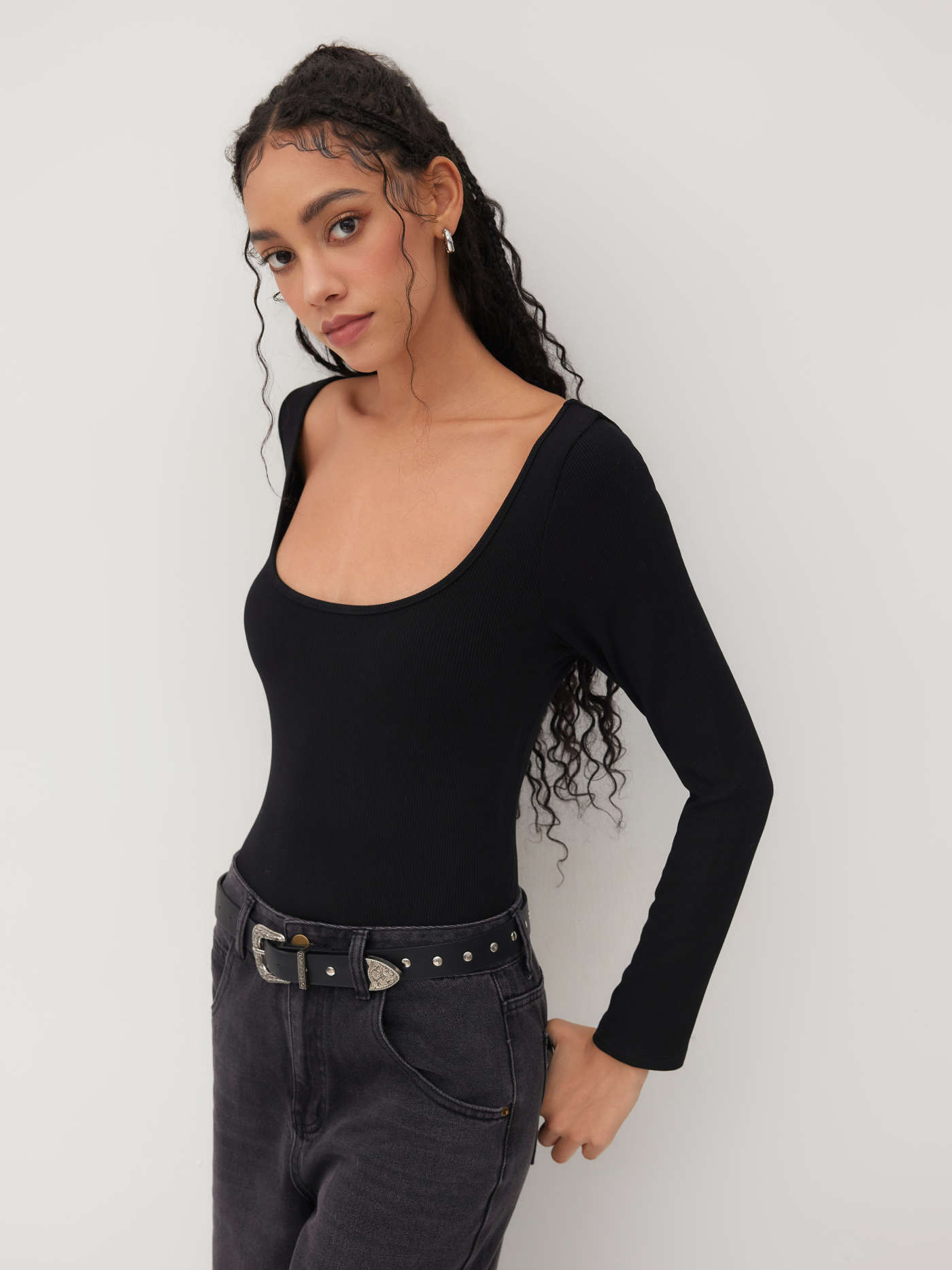 Solid U-neckline Bodysuit
