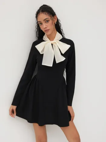 Hochkragiges, geknotetes Mini-Kleid mit Spitzen
