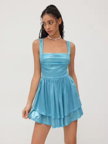 Metallisches Minikleid mit quadratischem Ausschnitt und Rüschenvolants